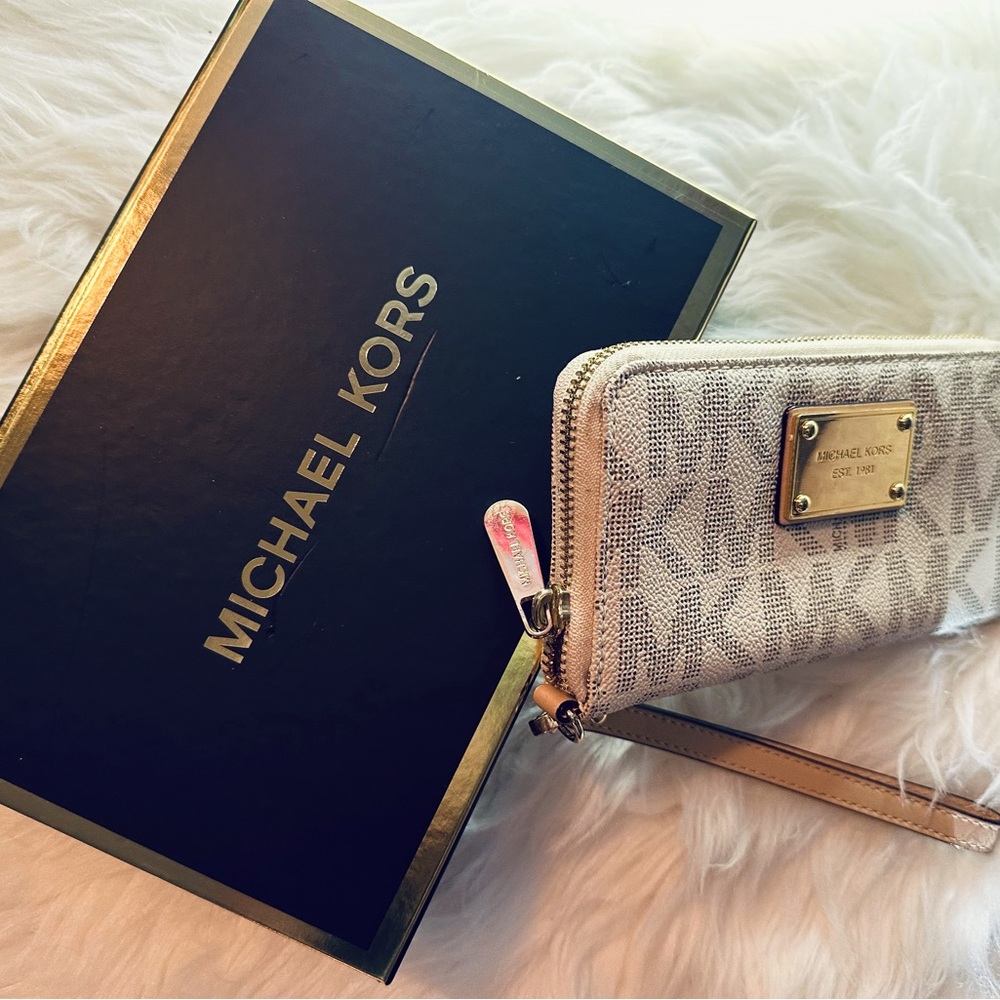 COPY - EUC Michael Kors Large Logo Classic Wallet Wristlet in vanilla/tan.Like …